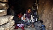 Семейство, останало без дом, по време на конфликта в Йемен, живее в лагер в покрайнините на Сана. Проточилата се война в страната е най-голямата хуманитарна криза в света с над 24 милиона йеменци, нуждаещи се от хуманитарни помощи, за да оцелеят.