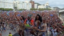 Кралицата на тазгодишния карнавал в Рио де Жанейро Камила Апаресида да Силва, кралят на карнавала Момо да Силва, първата и втората принцеса по време на предкарнавално шоу на Копакабана.