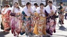 Японки, облечени в традиционни кимона, се събират на церемония за Деня на навършване на възрастта. Той се отбелязва от тези, които навършват 20 години, което се счита за навлизане в зрялата възраст.