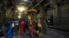 Индуистки свещеници се молят по време на фестивала на жътвата `Pongal` в храм в Коломбо, Шри Ланка.