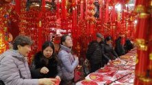Пазаруващи за идващата Китайска нова година на пазар в Пекин, Китай. На 25 януари започва Годината на Плъха.