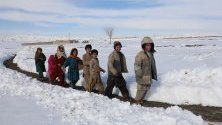 Деца вървят през снежните преспи в провинция Балочистан, Пакистан. Близо 90 души загинаха заради снеговалежи и лавини в региона.