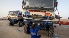 Руснакът Дмитрий Сотников проверява камиона си по време на Рали Дакар 2020.