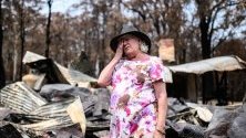 Жена стои край изгорялата си къща в Мого, Австралия. Горските пожари погълнаха града по Нова година.