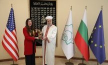 Главният мюфтия подари скулптурa роза на Херо Мустафа