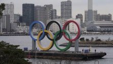 Олимпийските пръстени биват докарани с кораб във водния парк Одайба в Токио, Япония. Мястото ще подслони плуването и триатлона по време на Олимпиадата през 2020 г.