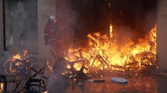 Пожар избухна в прочутото парижко кафене „Ротонда“