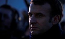 Протестиращи се опитаха да нахлуят в театър, в който е президентът Макрон