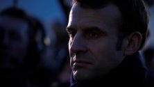 Протестиращи се опитаха да нахлуят в театър, в който е президентът Макрон