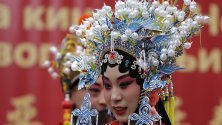 Изпълнителка в традиционен китайски костюм по време на проява за Китайската нова година в Белград, Сърбия, която започва от 25 януари.