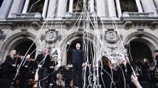 Френската национална опера с изпълнение пред "Пале Гарние" по време на демонстрация срещу пенсионната реформа в Париж.