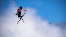 Кели Сидару от Естония по време на изпълнеине от фрийстайл ски състезание от Зимните младежки олимпийски игри в Швейцария.