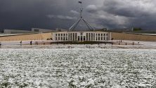 Градушка пред парламента в Канбера, Австралия. Силната буря дойде след продължителната жега, предизвикала унищожителни горски пожари. 