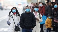 Китайци носят маски докато се придвижват из Вухан, провинция Хубей, заради епидемия от новата разновидност на коронавирус.