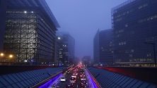 Мъгла е покрила задръстване край Европейската комисия в Брюксел.