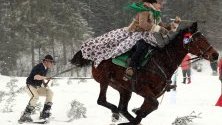 Ездач дърпа мъж на ски по време на традиционно ски състезание Kumoterska Gonba в село Мале Киче в полските Татри. Участниците се състезават в няколко дисциплини като надпревара с шейни и дърпане на скиори с галопиращи коне.