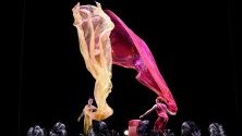Американските циркови актьори Сет Блум и Кристина Гелсън и актьорът Даниел Вурцел с изпълнение на &quot;Air Play&quot; на фестивала в Сидни.