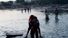 Хиляди мигранти от Хондурас се завръщат в Гватемала, след като са опитали да влязат в Мексико на път за САЩ през река Сучиате. 