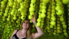 Зрителка позира сред тенис топки по време на Australian Open в Мелбърн.