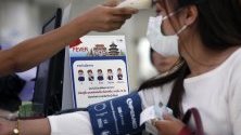 Проверяват температурата на посетители в болницата в Банкок, Тайланд, заради разпространението на новия коронавирус, погубил вече 9 души в Китай, а над 400 са заразените.