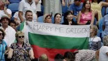 Фенка на Григор Димитров е опънала плакат с предложение за женитба по време на мача му с Хуан Игнасио Лондеро на Australian Open.