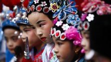 Деца, облечени в традиционни костюми, празнуват настъпването на Китайската нова година в Манила, Филипините.