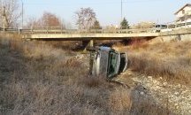 Кола с жена и дете падна в дере край Благоевград