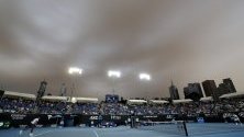 Дим от горските пожари над кортовете на Australian Open.