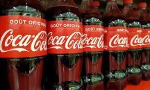 Coca Cola не може да се откаже от пластмасовите бутилки, хората ги искали