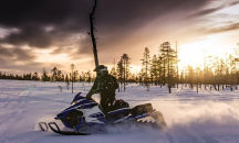 Един загинал и петима изчезнали, след като снегомобили пропаднаха под леда в Квебек