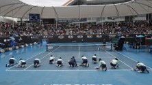 Подсушаване на кортовете след дъжд по време на мач от Australian Open в Мелбърн.
