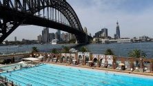 Плуващи в олимпийски басейн в Сидни, Австралия. Обявено е предупреждение за високи температури в части от Нови Южен Уелс.
