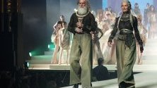 Моделът Катрин Лоуи участва в представянето на от-котюр колекцията на Жан-Пол Готие по време на Седмицата на модата в Париж.
