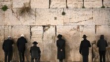 Ортодоксални евреи се молят на Стената на плача в Ерусалим, Израел.