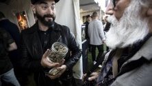 Показват нов продукт от канабис по време на изложението WEEDCon 2020 в Лос Анджелис, САЩ.