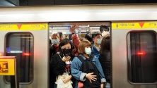 Пътници с маски в метрото в Тайпе, Тайван. Страната спря туристическите пътувания от и за китайския град Вухан, откъдето тръгна новата вирусна епидемия.