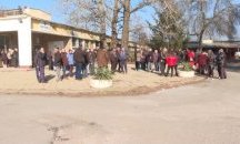 Работници от Раднево протестират за заплатите си