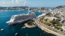 Първият презокеански круизен кораб за сезона край брега на Акапулко, Мексико, - корабът "Norwegian Joy".