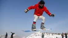 Федерацията по сноуборд на Афганистан тренира в Кабул. Сноубордингът става все по-популярен сред младежите в страната.