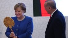 Турският президент Реджеп Ердоган подарява на германския канцлер Ангела Меркел огледало по време на откриване на Турско-германския университет в Истанбул.
