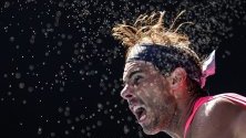 Пот се стича от Рафаел Надал по време на мача му с Пабло Кареньо Буста на Australian Open.