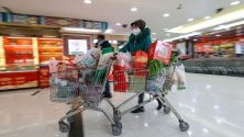 Пазаруваща с маска на лицето се запасява в супермаркет в Ухан, Китай. Градът стана център на разпространяваща се епидемия от нов коронавирус.