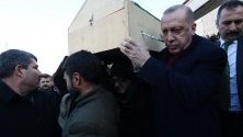 Турският президент Реджеп Ердоган носи ковчег на загинал по време на земетресението в Елазиг. Трусът от 6,7 по Рихтер беше усетен и в съседните страни Сирия, Грузия и Армения.