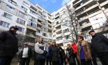 Жители от „Младост“ на протест срещу кмета, пета година чакат саниране