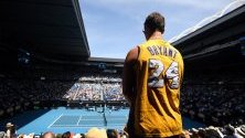 Фен на загиналия при катастрофа с хеликоптер баскетболист Коби Брайънт наблюдава тенис мач на Australian Open.