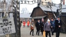 Бивши затворници в концлагера Аушвиц посещават бившия лагер за 75-годишнината от освобождаването му.