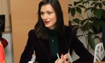 Мария Габриел е под карантина заради контакт с болен от COVID-19