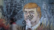 Графити срещу президента на САЩ Доналд Тръмп с отпечатък от обувка върху лицето му, нарисуван от протестиращи палестинци в Газа.
