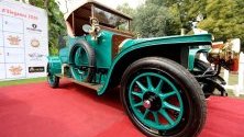 Винтидж автомобили изложени по време на международно рали в Делхи, Индия, по време на което за 23 дни ще изминат 4000 км.