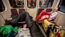 Студенти в спални чували протестират със спане в метрото в Прага, Чехия, с което се опитват да алармират за липсата на сън сред учащите.